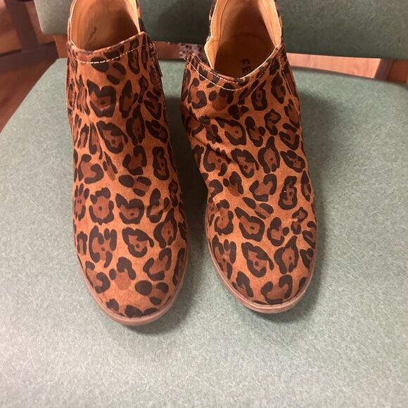 Fergie Ladies Size 9m Animal Print Boots - Picture 1 of 6